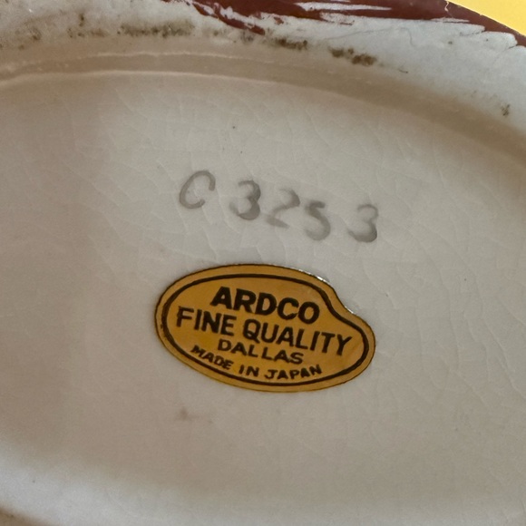 Elegant Cream and Brown Ceramic Bust - Picture 14 of 17